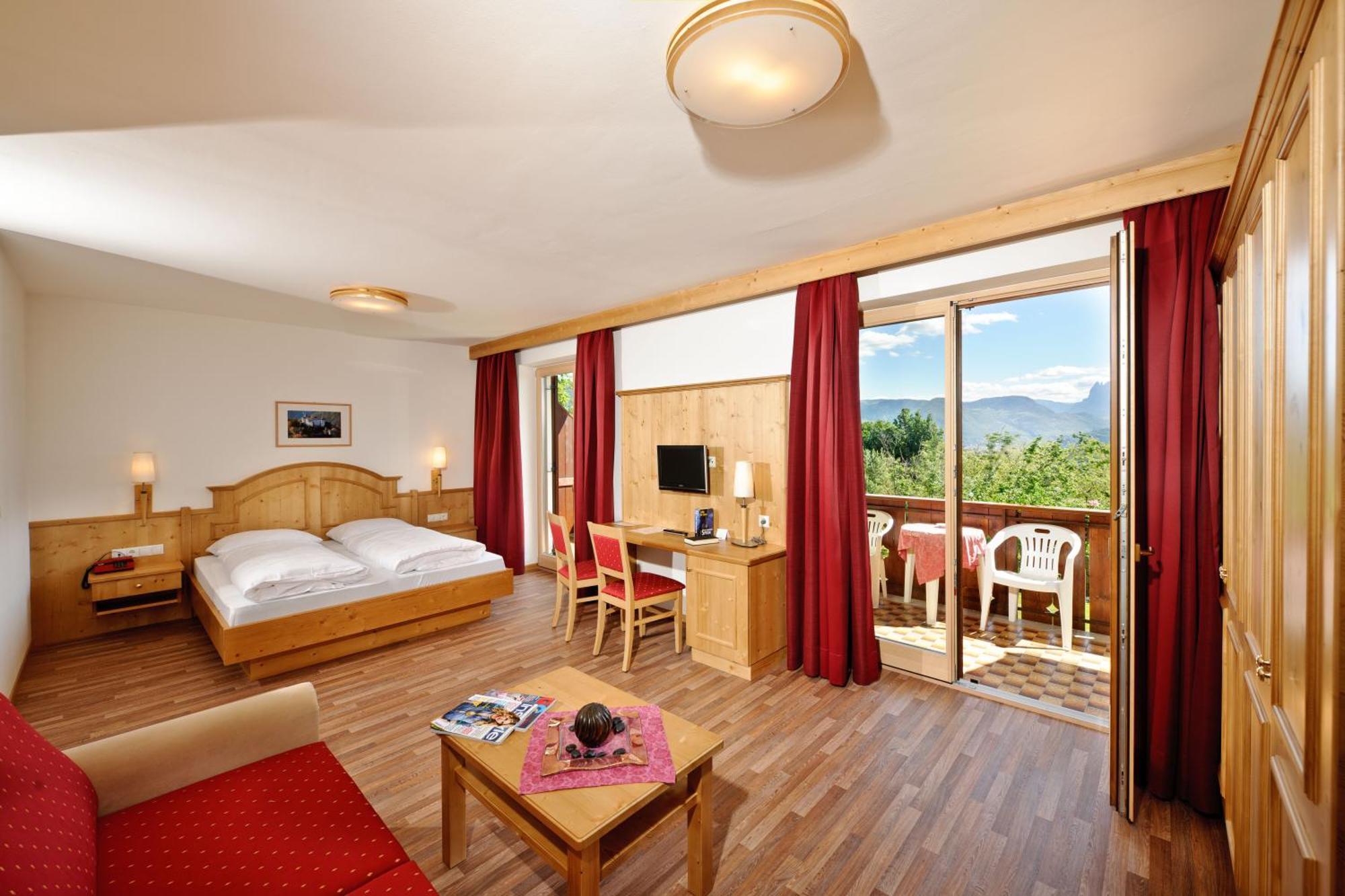 Hotel St. Justina Hof Appiano Sulla Strada Del Vino Dış mekan fotoğraf