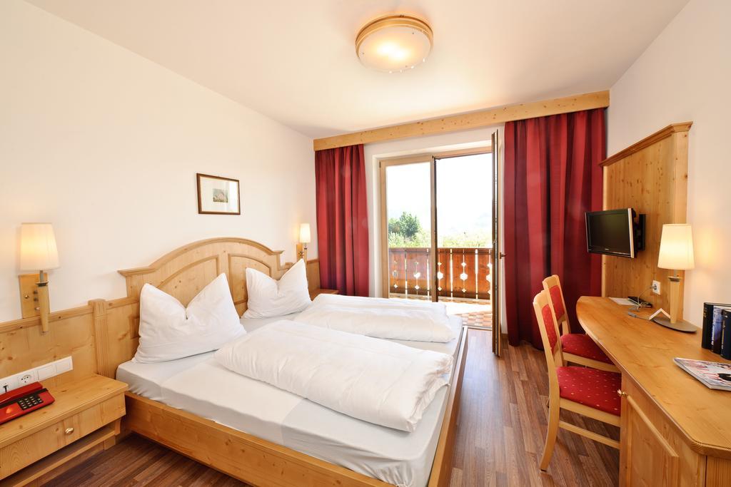 Hotel St. Justina Hof Appiano Sulla Strada Del Vino Dış mekan fotoğraf